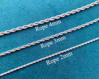 Op de afbeelding: Drie zilverkleurige touwkettingen van verschillende diktes worden getoond tegen een tealblauwe achtergrond. De kettingen zijn gelabeld met "Rope 4mm", "Rope 3mm" en "Rope 2mm". Deze kettingen zijn waarschijnlijk voor het maken van sieraden of knutselen.