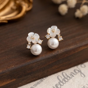 Flower and Pearl Earrings,Mother of Pearl Flower Earrings,Bridal White Floral Pearl Stud Earrings,Wedding Earrings,Bridesmaid Gift