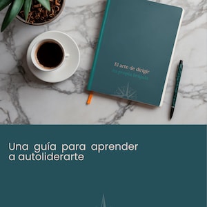 Può includere: Un taccuino con copertina rigida color verde acqua con il testo El arte de dirigir tu propia brújula e un grafico a bussola sulla copertina. Il taccuino include un segnalibro a nastro arancione ed è accompagnato da una penna nera e una tazza.