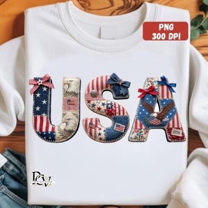 Peut inclure: T-shirt blanc avec le mot "USA" dans un design patchwork. Les lettres sont décorées de motifs patriotiques, notamment des étoiles, des rayures et des illustrations d'aigles. L'image comprend également le texte "PNG 300 DPI".