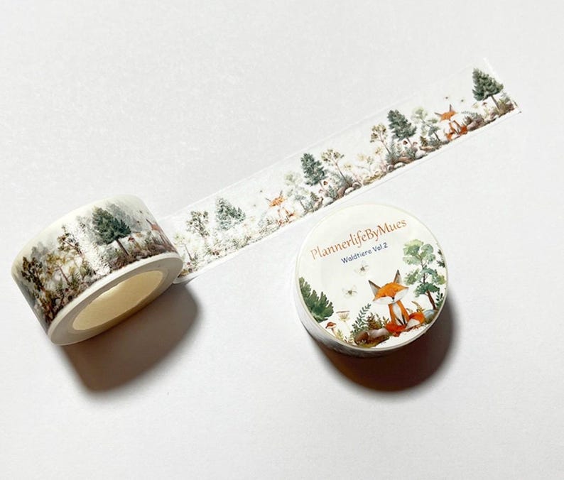 Op de afbeelding: Twee rollen washi tape met een bosmotief. E&eacute;n rol heeft een vos die in een bos sc&egrave;ne zit met de tekst "PlannerlifeByMues Wildlife Vol 2". De andere rol heeft een bos sc&egrave;ne met bomen en bladeren.