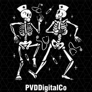 Op de afbeelding: Een zwart-witte afbeelding met twee skeletverpleegsters met mutsen, met stethoscopen en spuiten. De skeletten dansen, met plustekens eromheen. De tekst "PVDDigitalCo" staat onderaan.