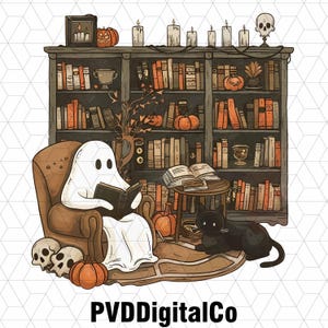 Op de afbeelding: Illustratie van een spook dat een boek leest in een comfortabele fauteuil, met een zwarte kat, pompoenen en schedels. Een boekenkast vol boeken en kaarsen staat op de achtergrond. Halloween thema.