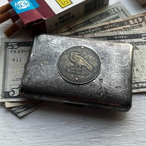 Cartera/cigarrillo con grabado de cuervo y diseño tribal - Serie Baño Ácido