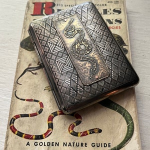 Cartera / Estuche para cigarrillos con grabado de serpiente de cascabel