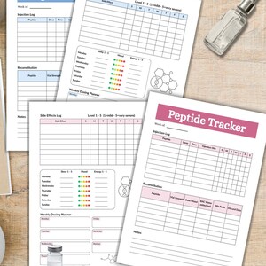 Puede incluir: Un conjunto de hojas impresas de seguimiento de p&eacute;ptidos con tablas para registros de inyecci&oacute;n, efectos secundarios y dosificaci&oacute;n semanal. Los documentos incluyen secciones para el sue&ntilde;o, el estado de &aacute;nimo y la energ&iacute;a, junto con un vial de vidrio y una jeringa.