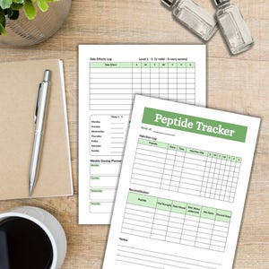 Puede incluir: Dos hojas impresas de Peptide Tracker con encabezados verdes, que incluyen tablas para registros de inyecci&oacute;n, detalles de reconstituci&oacute;n, efectos secundarios y planificaci&oacute;n de dosis semanal, con campos para dosis, hora y sitio.