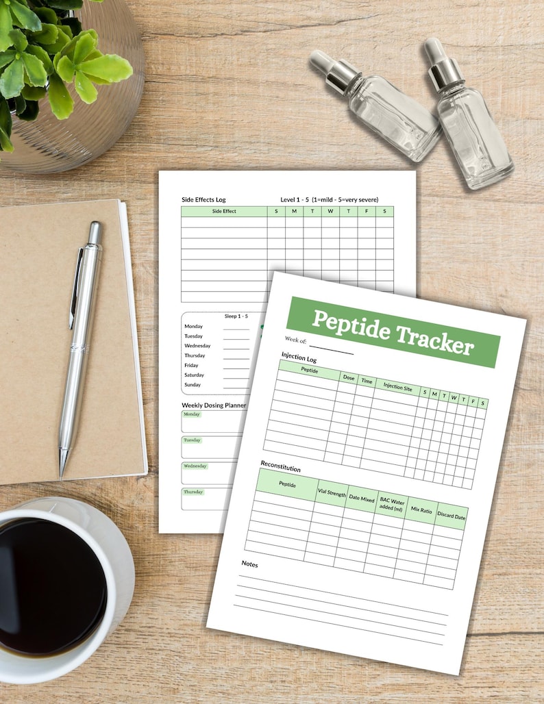 Puede incluir: Dos hojas impresas de Peptide Tracker con encabezados verdes, que incluyen tablas para registros de inyecci&oacute;n, detalles de reconstituci&oacute;n, efectos secundarios y planificaci&oacute;n de dosis semanal, con campos para dosis, hora y sitio.