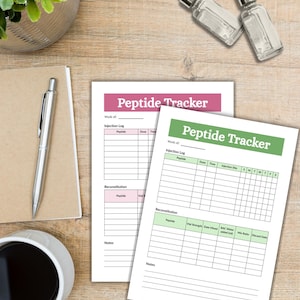 Puede incluir: Dos formularios impresos Peptide Tracker con tablas para registros de inyecci&oacute;n y detalles de reconstituci&oacute;n. Un formulario tiene un encabezado rosa, el otro uno verde. Ambos incluyen columnas para p&eacute;ptido, dosis, tiempo y notas en papel blanco.