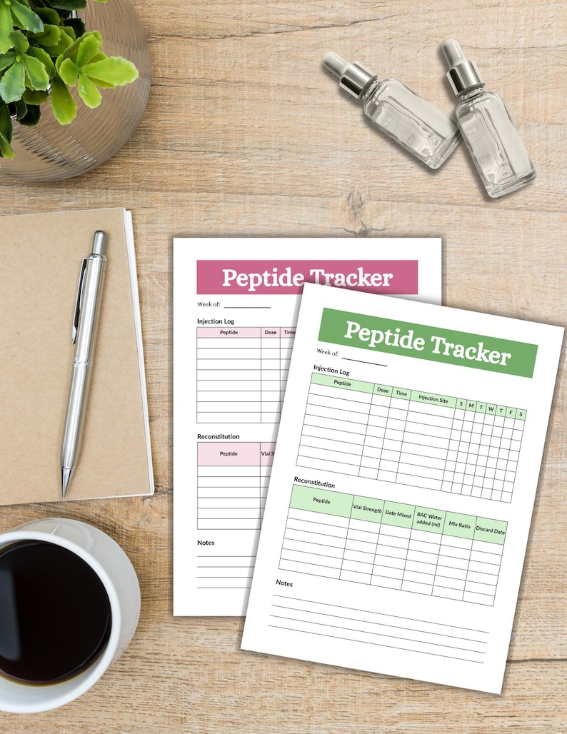 Puede incluir: Dos formularios impresos Peptide Tracker con tablas para registros de inyecci&oacute;n y detalles de reconstituci&oacute;n. Un formulario tiene un encabezado rosa, el otro uno verde. Ambos incluyen columnas para p&eacute;ptido, dosis, tiempo y notas en papel blanco.