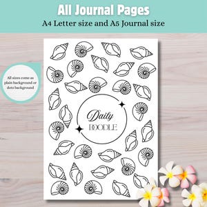 Peut inclure: Une page de journal blanche avec des illustrations de coquillages noirs et les mots "Daily Doodle" dans un cercle. Le texte en haut indique "All Journal Pages" et "A4 Letter size and A5 Journal size."