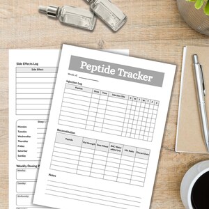 Puede incluir: Una hoja de registro de p&eacute;ptidos impresa con secciones para el registro de inyecciones, reconstituci&oacute;n y notas, junto a una hoja de registro de efectos secundarios. Dos frascos cuentagotas de vidrio transparente con tapas plateadas.