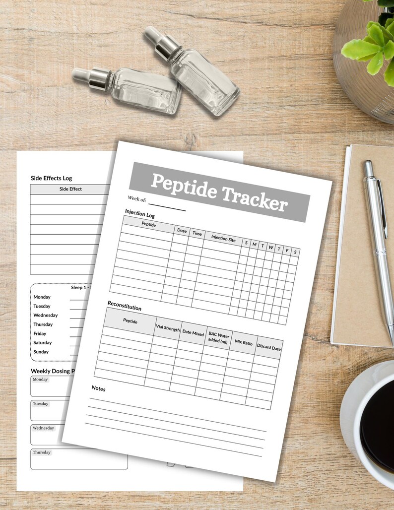 Puede incluir: Una hoja de registro de p&eacute;ptidos impresa con secciones para el registro de inyecciones, reconstituci&oacute;n y notas, junto a una hoja de registro de efectos secundarios. Dos frascos cuentagotas de vidrio transparente con tapas plateadas.