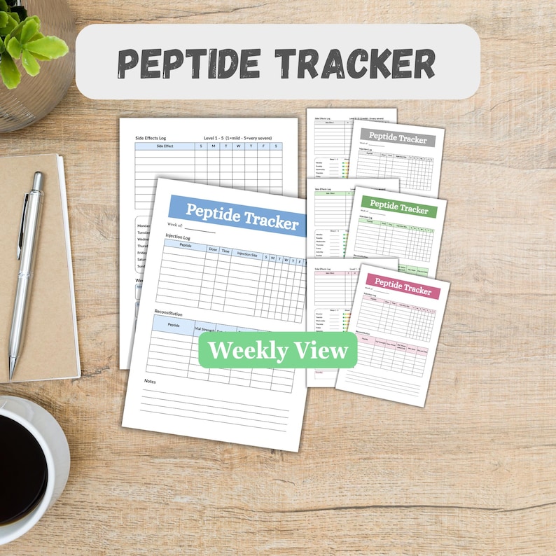 Puede incluir: Una colecci&oacute;n de hojas de registro Peptide Tracker con vista semanal, registros de inyecci&oacute;n y registros de efectos secundarios. Los formularios impresos incluyen secciones para el seguimiento de dosis, hora y notas, con encabezados de colores en azul, verde, rosa y gris.