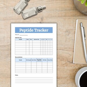 Puede incluir: Una hoja de registro Peptide Tracker impresa con un encabezado azul, una tabla de registro de inyecciones con columnas para p&eacute;ptido, dosis, hora, sitio y d&iacute;as de la semana, una tabla de reconstituci&oacute;n y una secci&oacute;n de notas, junto a dos frascos de vidrio.