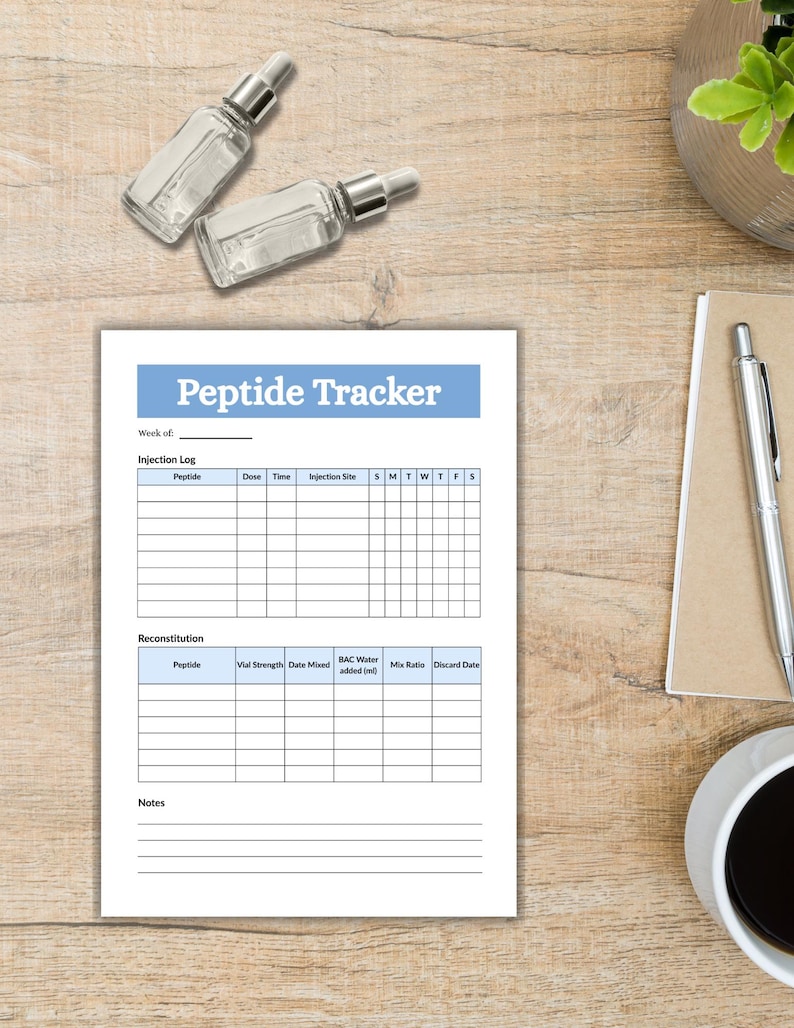 Puede incluir: Una hoja de registro Peptide Tracker impresa con un encabezado azul, una tabla de registro de inyecciones con columnas para p&eacute;ptido, dosis, hora, sitio y d&iacute;as de la semana, una tabla de reconstituci&oacute;n y una secci&oacute;n de notas, junto a dos frascos de vidrio.