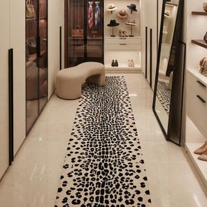Läuferteppich mit Leopardenmuster, schwarz-cremefarbener Teppich mit Tiermuster, Flurläufer, handgetufteter Wollläufer, moderne Wohnaccessoires