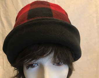 Woman’s Fleece Brim Hat Red Black