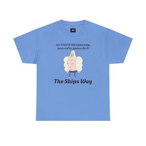THE SKIPS WAY シャツ | レギュラーショーミームTシャツ | 面白い漫画グラフィックTシャツ | 2010年代ノスタルジアシャツ | ジムユーモアシャツ | 漫画ファンへのギフト