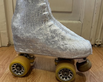 Housses de patins en velours métallisé argenté. Housses de patins en velours métallisé argenté.