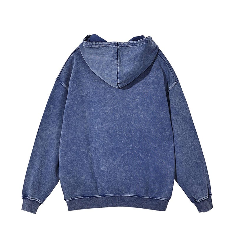 K&ouml;nnte beinhalten: Ein blauer Kapuzenpullover mit einem verblassten, abgenutzten Look. Der Pullover hat eine lockere Passform und eine Kapuze mit Kordelzug.
