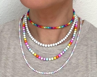 Personalisierte Perlenkette 4–6 mm – Y2K Regenbogen Halskette mit leuchtenden Miracle Beads, handgefertigt, individuelle, Regenbogen