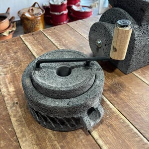 Molino hecho en piedra volcánica