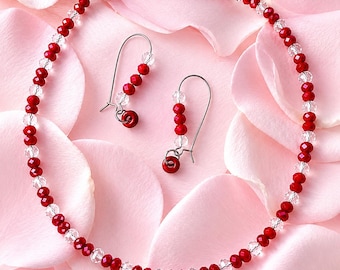 Ketting van rood kristal, bergkristal met S-haaksluiting en een paar bijpassende steekoorbellen