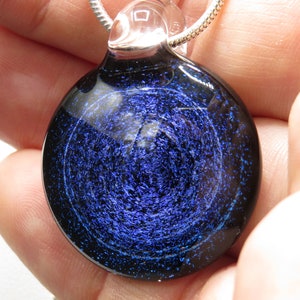Elektrische blauwe spiraalstelsel sieraden blauwe tot paarse sterren ruimte hanger ketting leraren geschenken blauwe sterren sieraden afbeelding 3