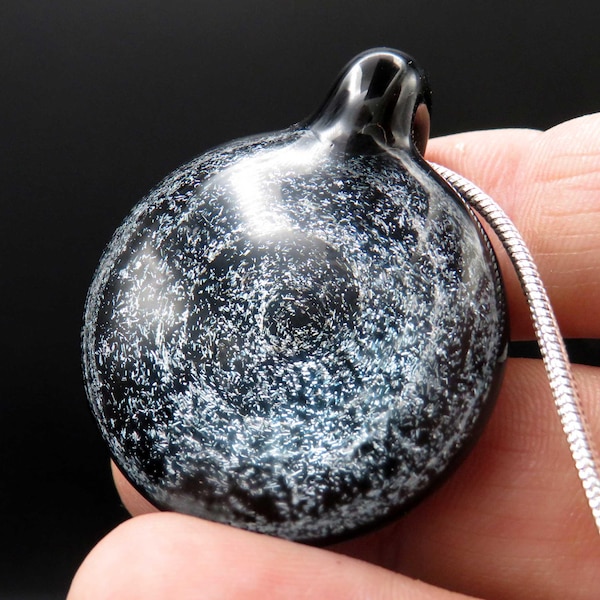 きらめく銀色の星が散りばめられた渦巻き銀河のガラスペンダントネックレス　宇宙・天文学ギフト