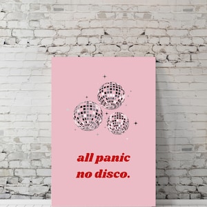 Könnte beinhalten: Rosafarbener Hintergrund mit drei silbernen Discokugeln und dem Text "all panic no disco." in Rot.