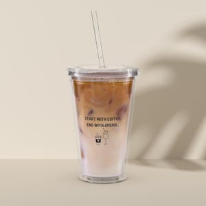Könnte beinhalten: Ein durchsichtiger Plastikbecher mit Strohhalm, gefüllt mit Eiskaffee. Auf dem Becher steht der Text "Start with coffee, end with Aperol."