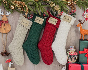 Gepersonaliseerde gebreide kerstsok: gegraveerd leren naamplaatje
