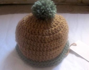Gehaakte babymutsje met pompons: camelbruin en saliegroen