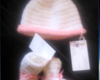 Set gehaakte babymuts en slofjes: roze pompon, satijnen linten (0-6 maanden)