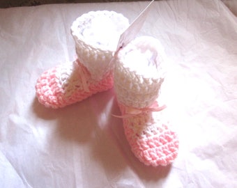 Gehaakte babyslofjes: roze en witte Mary Janes met satijnen lint (6-9 maanden)
