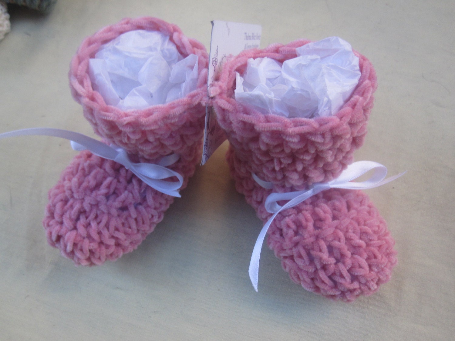 Botitas de bebé de chenilla rosa a crochet (0-3 meses) con cinta