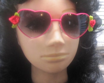 Zonnebril met rood hart: flirterig retro draadframe met satijnen rozen