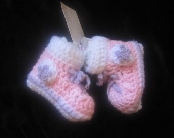 Gehaakte babyslofjes: roze, lavendel en wit