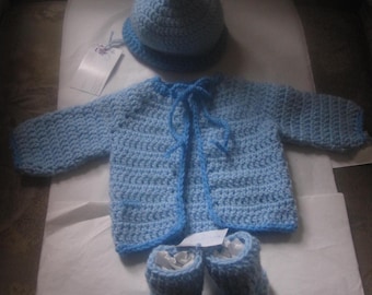 Blauwe driedelige gehaakte trui babyjongen met pompon beanie slofjes handgemaakt douchecadeau Geboortecadeau pasgeboren tot zes maanden aandenken!
