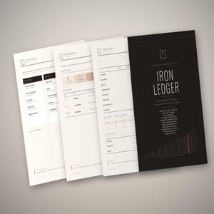 Könnte beinhalten: Ein Trainingstagebuch mit dem Titel Iron Ledger mit schwarzem Einband, weißem Text und einem Balkendiagramm. Die Innenseiten sind weiß mit schwarzem Text und in Abschnitte zur Verfolgung von Übungen, Wiederholungen und Zielen unterteilt.