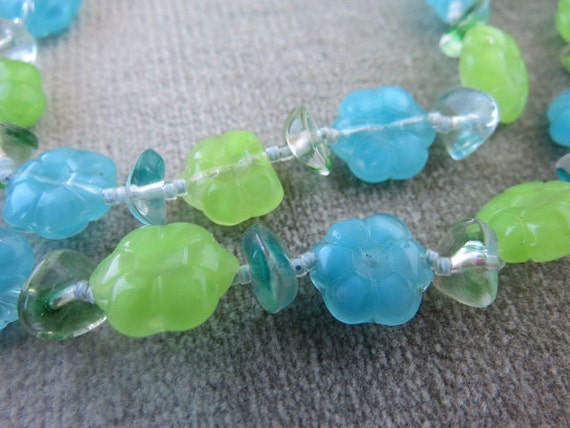 Vintage Blue and Green Glass Beads Necklace / Flo… - image 3