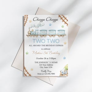 Puede incluir: Un tren azul con una columna de humo blanco y estrellas sobre un fondo azul claro. El texto "Chugga Chugga" est&aacute; en la parte superior de la invitaci&oacute;n. El texto "TWO TWO" est&aacute; en el centro de la invitaci&oacute;n. El texto "ALL ABOARD THE BIRTHDAY EXPRESS to celebrate Mathew 5th Birthday" est&aacute; debajo del tren. El texto "October 26 at 3:00pm THE JOHNSON'S HOME 123 Your Address City, State 1234 Kindly RSVP Mom at 123.456.7890" est&aacute; en la parte inferior de la invitaci&oacute;n.