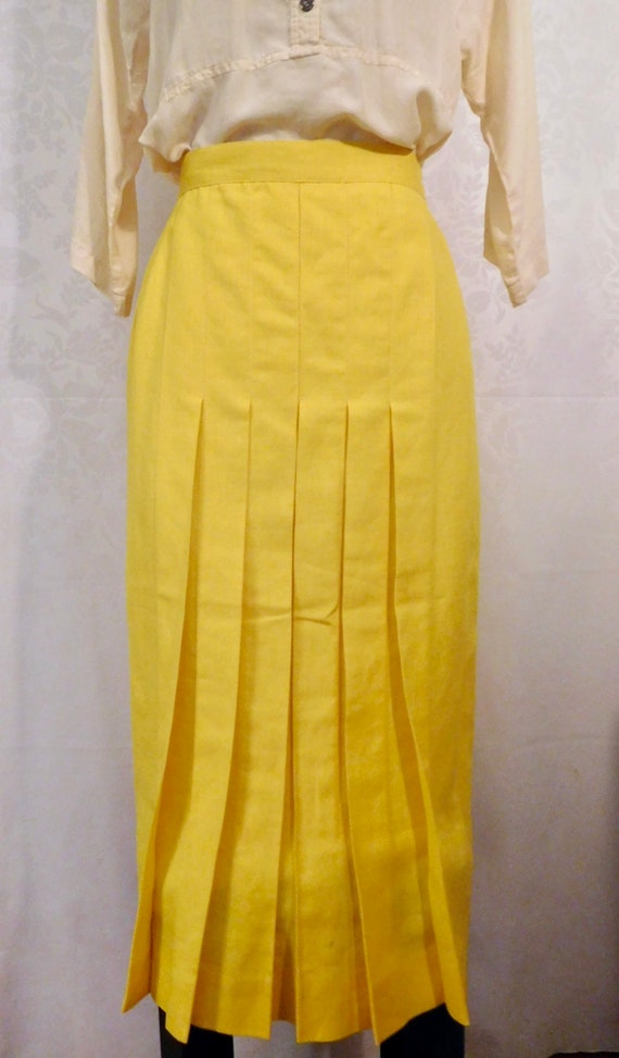 yellow pencil skirt outfit ideas