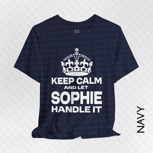 Könnte beinhalten: Marineblaues T-Shirt mit weißer Kronengrafik und dem Text "KEEP CALM AND LET SOPHIE HANDLE IT". Das T-Shirt hat einen Rundhalsausschnitt.