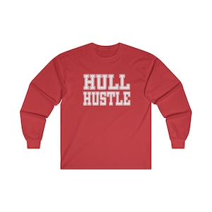 Puede incluir: Camiseta roja de manga larga con texto blanco que dice "HULL HUSTLE" en una fuente universitaria.