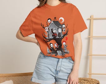 Halloween horrorfilmpersonages boomhut T-shirt: griezelige cartoonafbeelding