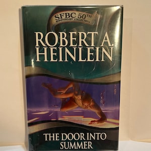 Könnte beinhalten: Ein Buchcover mit grünem Hintergrund und einem Mann in der Mitte. Der Titel lautet "The Door Into Summer" von Robert A. Heinlein. Das SFBC 50th Anniversary Collection Logo befindet sich in der oberen linken Ecke.