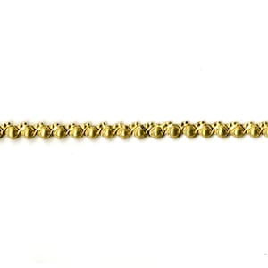 Peut inclure: Garniture de perles dorées avec un motif décoratif. Cette garniture est parfaite pour ajouter une touche d'élégance aux travaux manuels, à la décoration intérieure et aux vêtements.