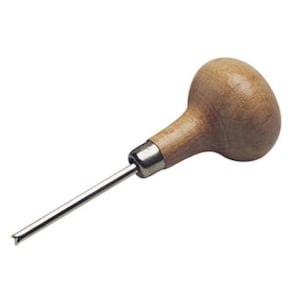 Könnte beinhalten: Eine Ahle mit Holzgriff und einem Schaft und einer Spitze aus silberfarbenem Metall. Der Griff ist hellbraun. Das Werkzeug dient zum Durchstechen oder zum Herstellen von Löchern in Materialien.